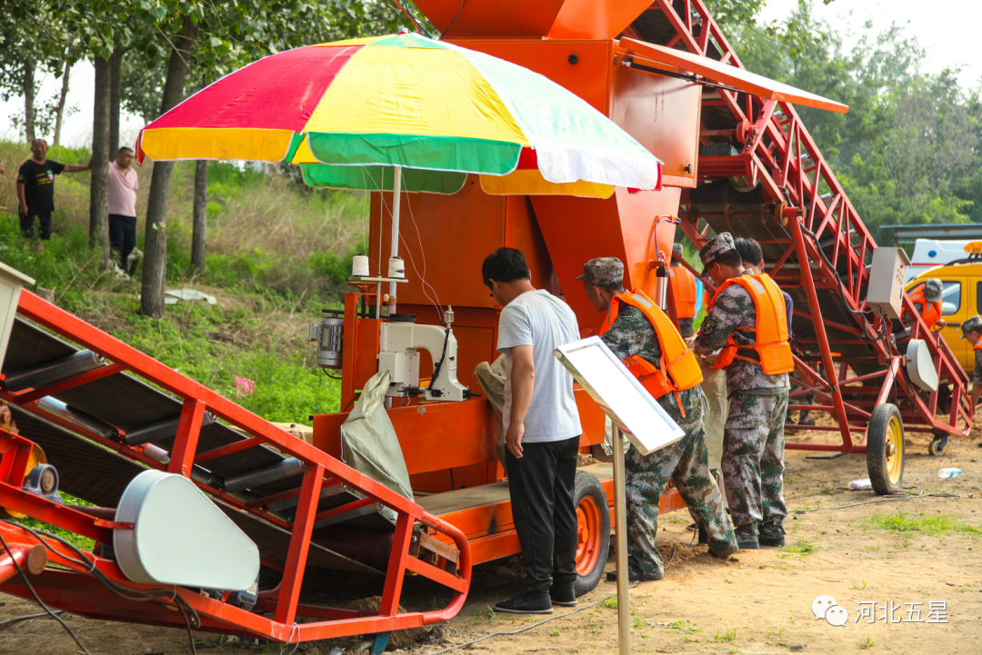 一體式智能型防汛沙袋裝袋機(jī) 一體式智能型防汛沙袋裝袋機(jī)