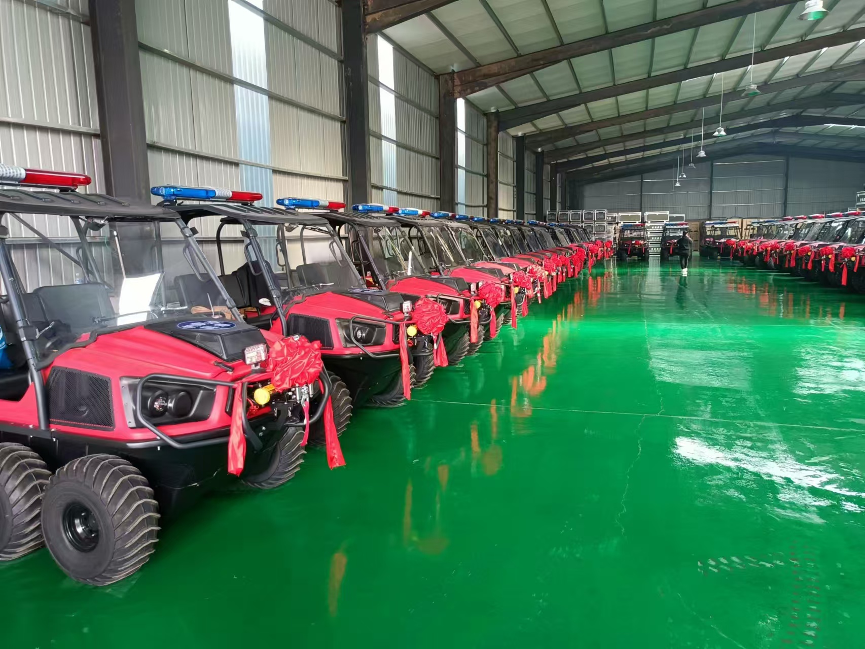 祝賀！河北五星“國債資金應急救援能力提升工程項目”中標的55輛“水陸兩棲車”列隊完畢，準備發貨！